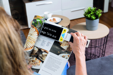 Clover 5 mit Zeitschrift Wohnzimmer Kontrast verstärkt komprimiert