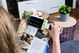 Clover 5 mit Zeitschrift Wohnzimmer Kontrast verstärkt komprimiert